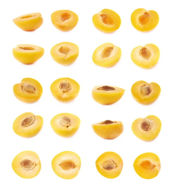 Половина желтой сливы Мирабель — стоковое фото