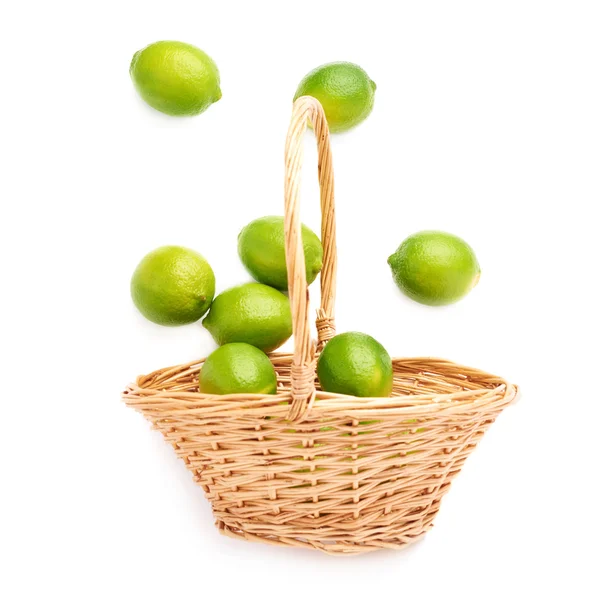 Panier en osier plein de limes — Photo