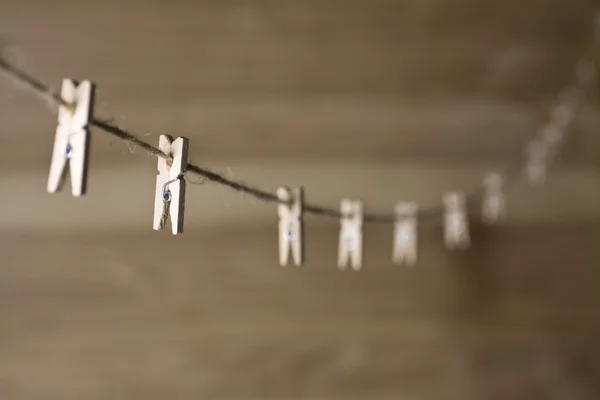 Clothespins din lemn pe o frânghie — Fotografie, imagine de stoc