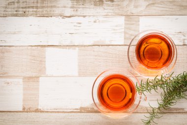 Sağlıklı gıda: ahşap masada bitkisel çay ve biberiye