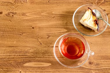 Fincan çay ve elma pasta kopya alanı ile ahşap masaüstü