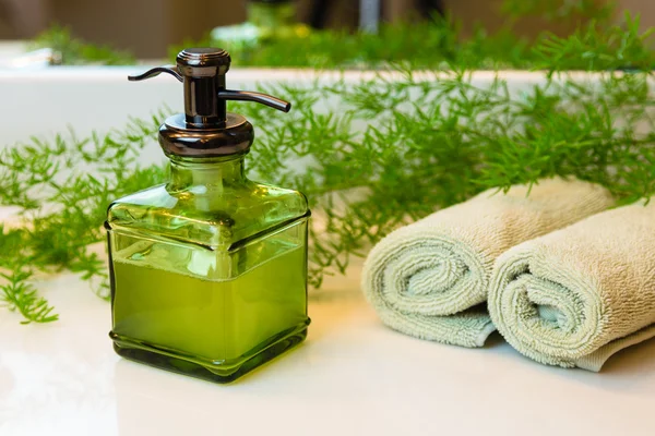 Palack, folyékony szappan, törölköző és zöldek, a fürdőszoba országban szivattyú — Stock Fotó