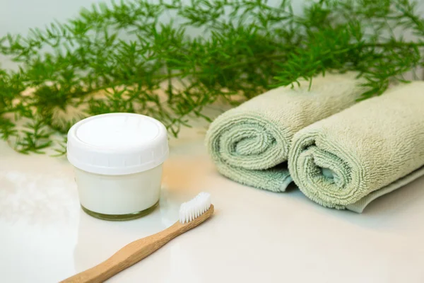 Homemade toothpaste and bamboo toothbrush, towels and greens on — Stock Photo, Image