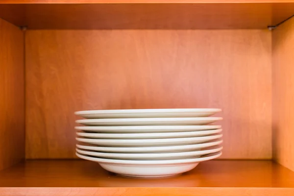 Организованный минималистичный кухонный шкаф со стопкой белого por — стоковое фото