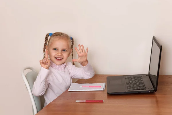 Liten Flicka Visar Fingrarna Nummer Sex Sitter Framför Laptop Barnet — Stockfoto