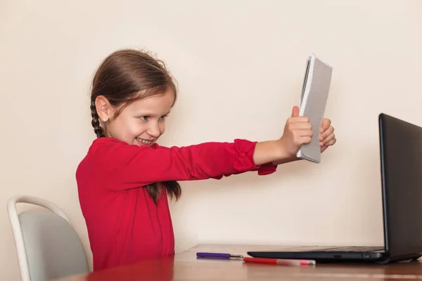 Liten Flicka Röd Blus Visar Anteckningsbok Med Slutförd Uppgift Framför — Stockfoto