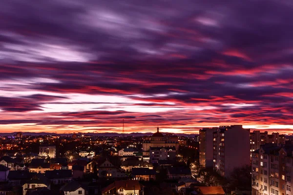 Geweldige Lucht Boven Stad Paarse Wolken Bij Zonsondergang Boven Avondstad — Stockfoto