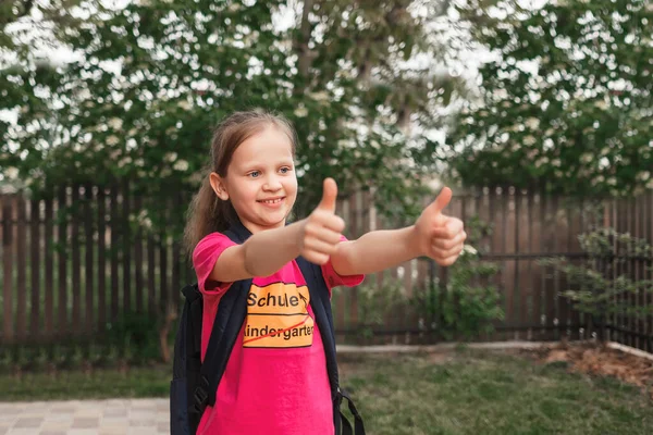 Klein Blond Meisje Tuin Met Een Schooltas Haar Schouders Houdt — Stockfoto