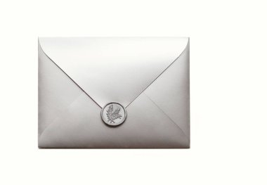 Beyaz arkaplanda beyaz bir zarf hediye