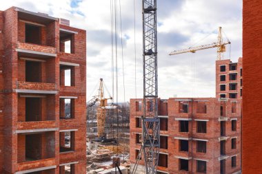 Çimenlikteki ahşap masada oturan kırmızı şapkalı küçük kız. Çocuk dağlarda seyahat eder. Çayırların ve gökyüzünün arka planında pembeli bir bebek