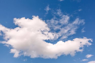 Mavi gökyüzünde beyaz bulut