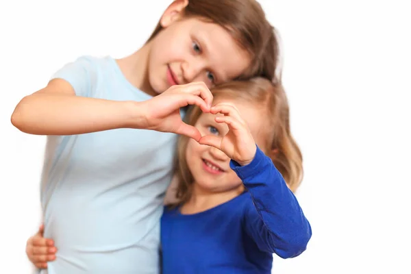 Dos Niñas Forman Corazón Con Las Manos Dos Hermanas Abrazándose — Foto de Stock