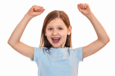 Küçük kız beyaz bir arka planda ellerini kaldırdı. Çocuk zaferle sevinir ve bağırır: