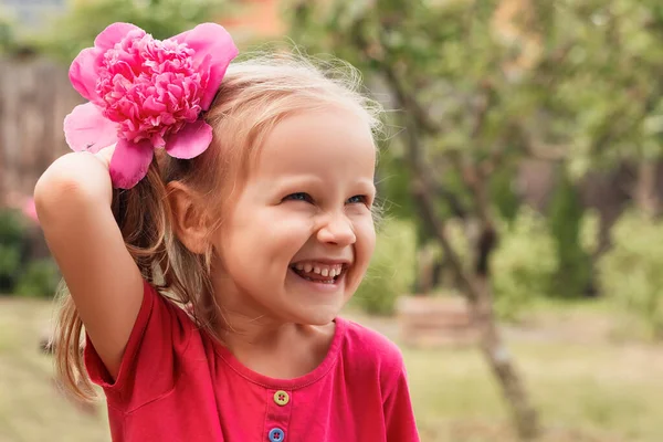 Menina Colocou Uma Flor Cabeça Riu Criança Com Uma Flor — Fotografia de Stock