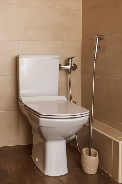 Toilettenraum Beigetönen Weiße Toilettenschüssel Mit Hygienischer Dusche — Stockfoto