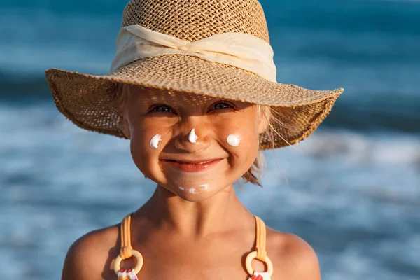 Menina Chapéu Fundo Mar Azul Uma Criança Com Protetor Solar — Fotografia de Stock