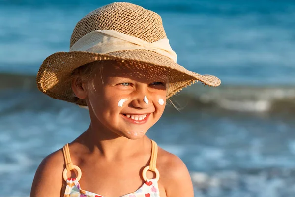Menina Chapéu Com Protetor Solar Seu Rosto Fundo Mar — Fotografia de Stock