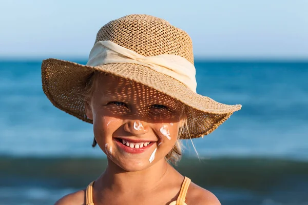 Menina Retrato Mar Com Protetor Solar Férias Mar Das Crianças — Fotografia de Stock