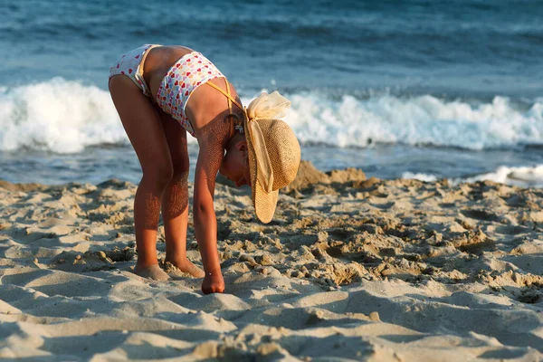 Menina Chapéu Brincando Areia Praia Fundo Mar — Fotografia de Stock