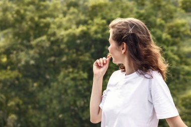 Ormandaki genç kadın