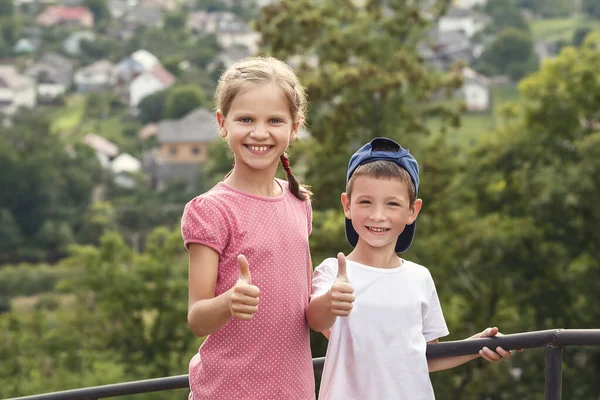 Meisje Jongen Wijzen Duimen Omhoog Kinderen Natuur Genieten Van Het — Stockfoto