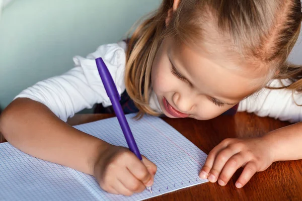 Het Kind Schrijft Met Een Pen Een Notitieboekje Klein Kind — Stockfoto