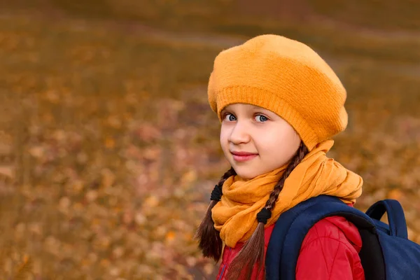 Klein Meisje Een Gele Baret Een Achtergrond Van Herfst Glade — Stockfoto