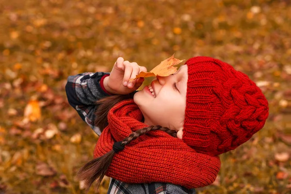 Chica Sombrero Rojo Huele Una Hoja Amarilla Caída Sobre Fondo — Foto de Stock