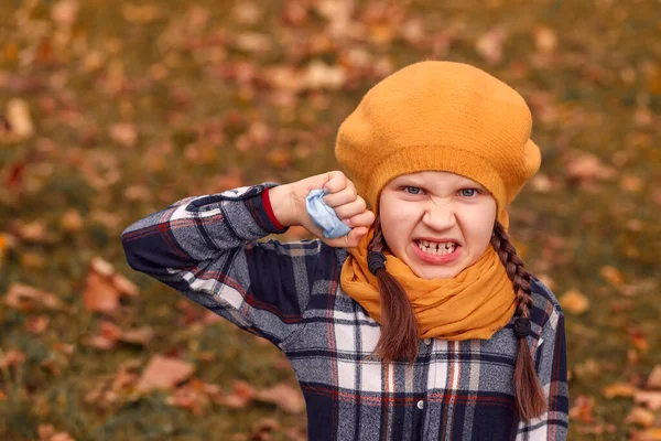 Wściekła Dziewczynka Żółtym Berecie Dziecko Trzyma Ręku Maskę Medyczną Wścieka — Zdjęcie stockowe