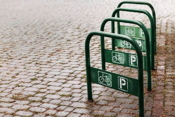 Bisikletle Kaldırıma Park Etmek Bisiklet Parkı Için Yeşil Metal Yapı — Stok fotoğraf