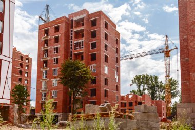 Vinçli tuğla bina inşaatı