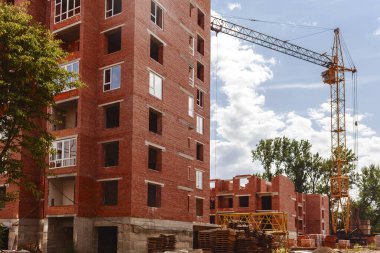 İnşaat alanındaki tuğla bina ve kule vinci