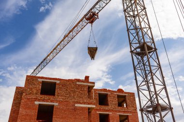 Kule vinci tuğla evin yakınındaki inşaat alanında çalışıyor.