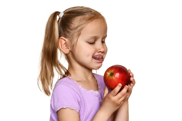 Söt Barn Äter Rött Äpple Vit Bakgrund Liten Flicka Håller — Stockfoto