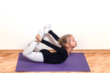 Küçük kız paspası geriyor. Küçük bir balerinin evde eğitimi