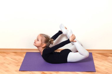 Küçük kız paspası geriyor. Küçük bir balerinin evde eğitimi