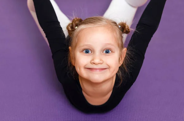 Uśmiechnięte Wysportowane Dziecko Się Rozciąga Portret Małego Sportowca Treningu — Zdjęcie stockowe