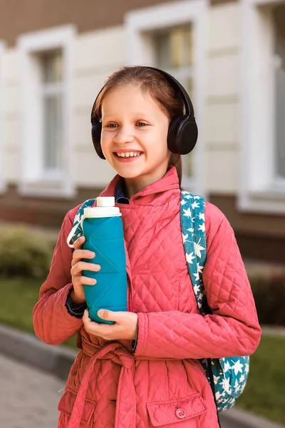 Glimlachend Meisje Met Siliconen Fles Water Haar Hand Achtergrond Van — Stockfoto