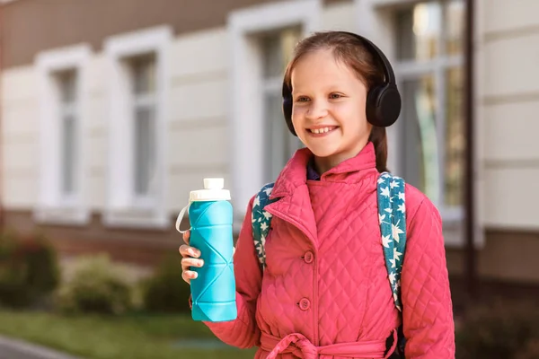 Glimlachend Meisje Met Siliconen Fles Water Haar Hand Achtergrond Van — Stockfoto