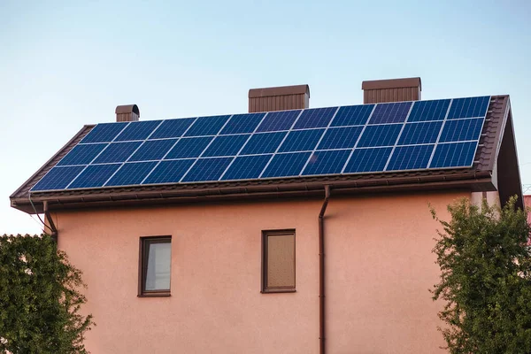 Soukromý Dům Solárními Panely Střeše — Stock fotografie