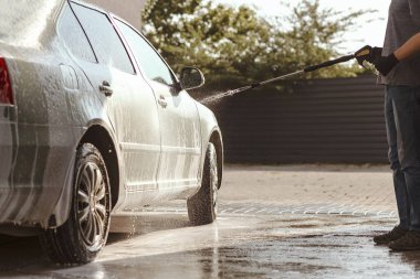 Aktif köpük kullanarak araba temizleme. self-servis araba yıkama. 