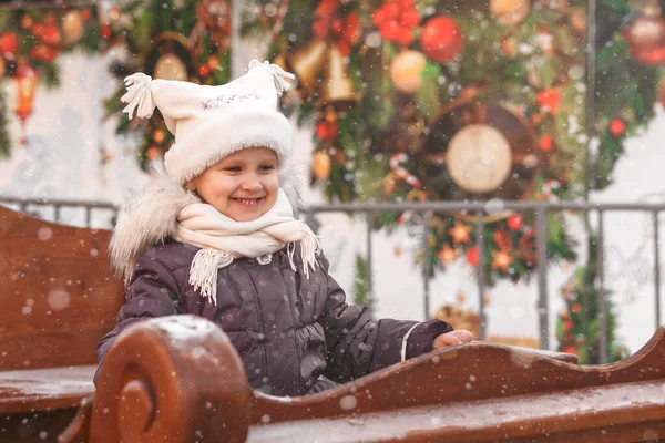 Straat Kerstversiering Klein Meisje Een Achtergrond Van Nieuwjaar Ornamenten — Stockfoto