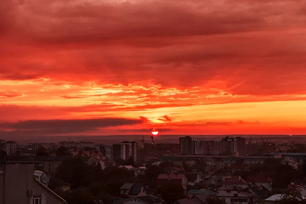 Merveilleux Coucher Soleil Sur Ciel Nuageux Dans Ville — Photo