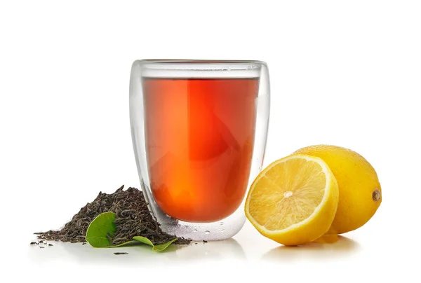 Чай в чашке с зеленым листом и лимоном изолированы на белом фоне — стоковое фото