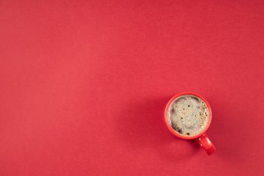 Arka planda kahve fincanlarının üst görünümü
