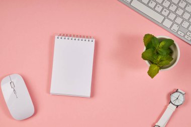 Pembe ofis masaüstü. Not defteri ve klavyesi olan üst görünüm masası. Model yap, boşluğu kopyala.