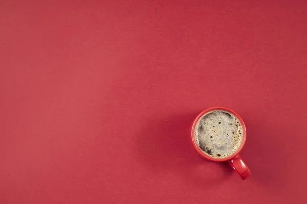 Vue du dessus des tasses de café sur fond de couleur — Photo