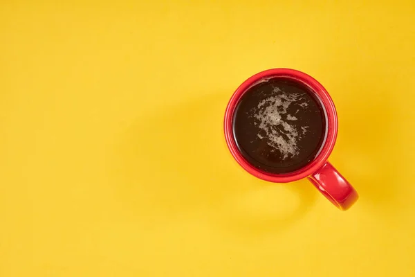 Imagen de vista superior de la taza de café rojo sobre fondo amarillo. Acostado. Copiar espacio —  Fotos de Stock