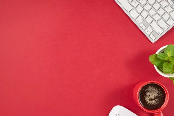 Mesa de escritório vermelho com teclado e xícara de café. Vista superior com espaço de cópia. Fotografias De Stock Royalty-Free