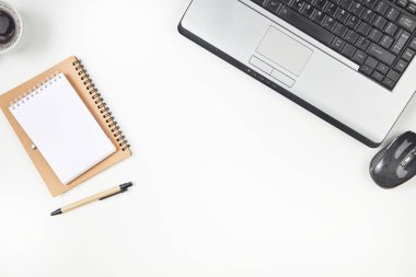 Tokat ve boş not kağıdıyla ofis masasının en üst görüntüsü. Üst görünüm, deri döşemesi.